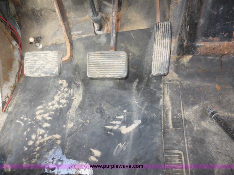 image for item D2236 1986 International S1700 flatbed dump truck