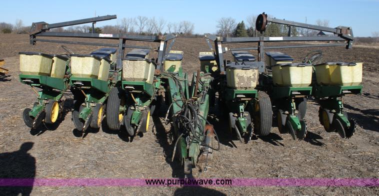 image for item F3392 John Deere 7000 planter