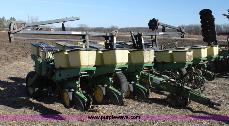 image for item F3392 John Deere 7000 planter