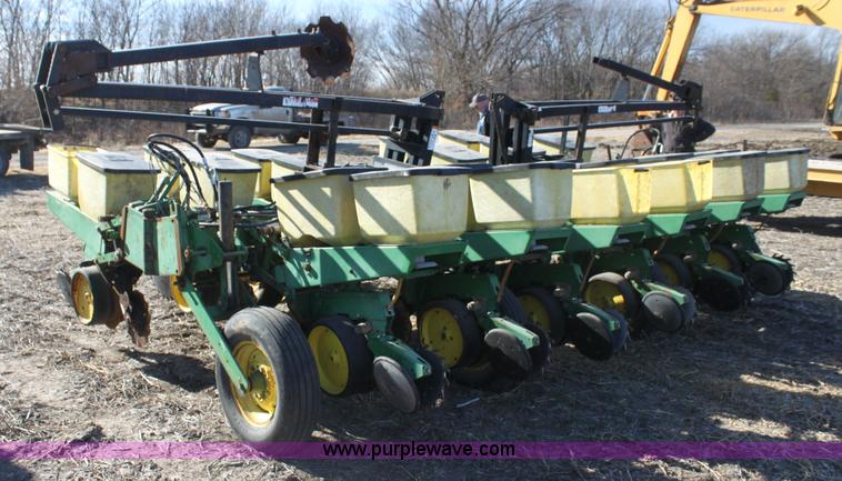 image for item F3392 John Deere 7000 planter