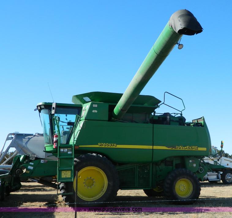 image for item H2307 2005 John Deere 9760 STS combine