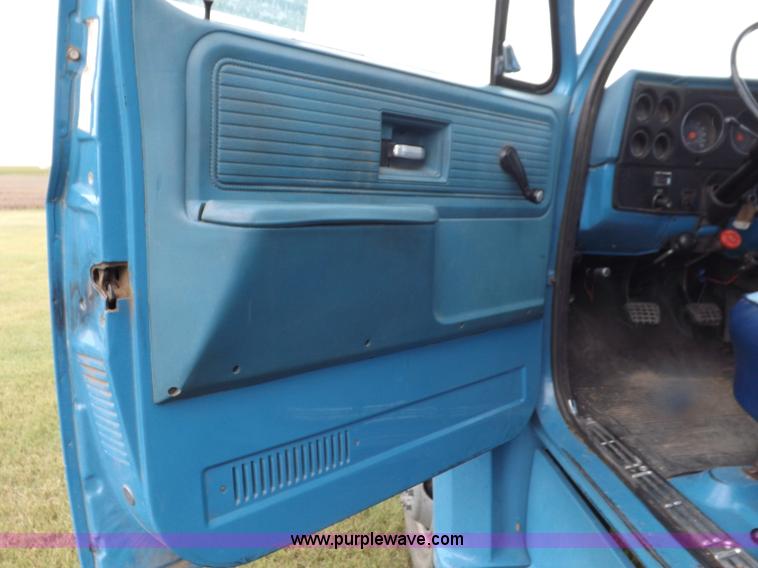 image for item H9175 1979 Chevrolet C60 grain truck