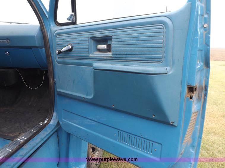 image for item H9175 1979 Chevrolet C60 grain truck