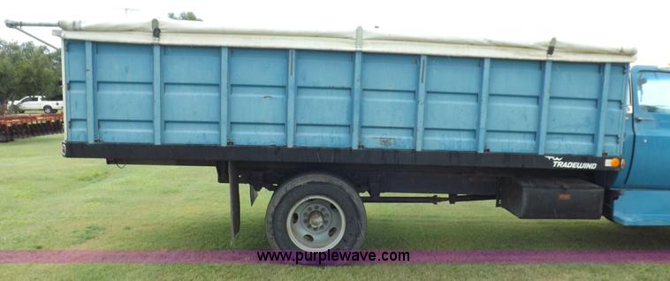 image for item H9175 1979 Chevrolet C60 grain truck