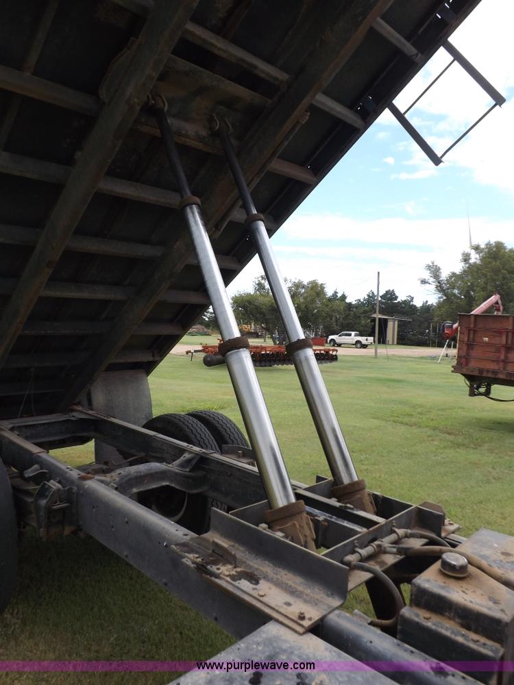 image for item H9175 1979 Chevrolet C60 grain truck