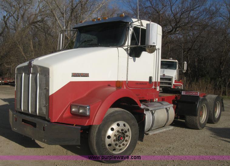 image for item H9294 2005 Kenworth T800 semi truck