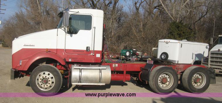 image for item H9294 2005 Kenworth T800 semi truck