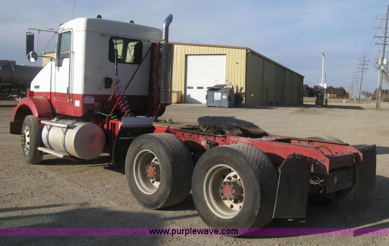 image for item H9294 2005 Kenworth T800 semi truck