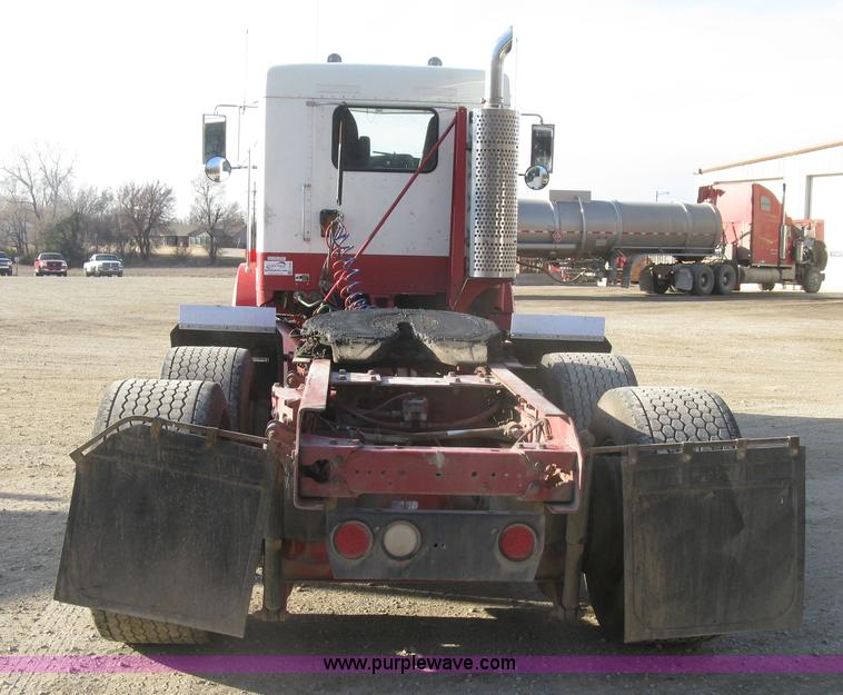 image for item H9294 2005 Kenworth T800 semi truck