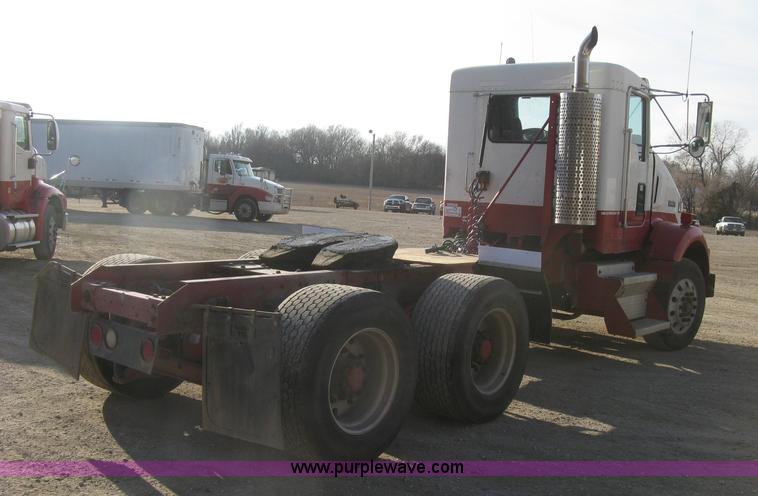 image for item H9294 2005 Kenworth T800 semi truck