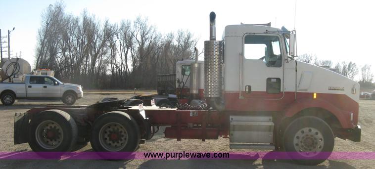 image for item H9294 2005 Kenworth T800 semi truck