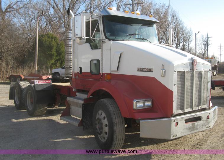 image for item H9294 2005 Kenworth T800 semi truck