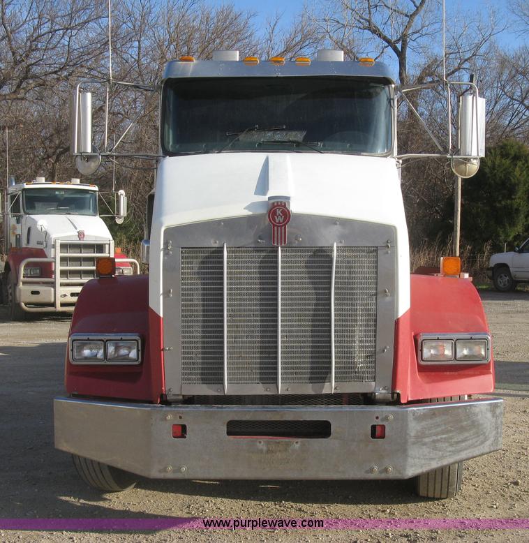 image for item H9294 2005 Kenworth T800 semi truck