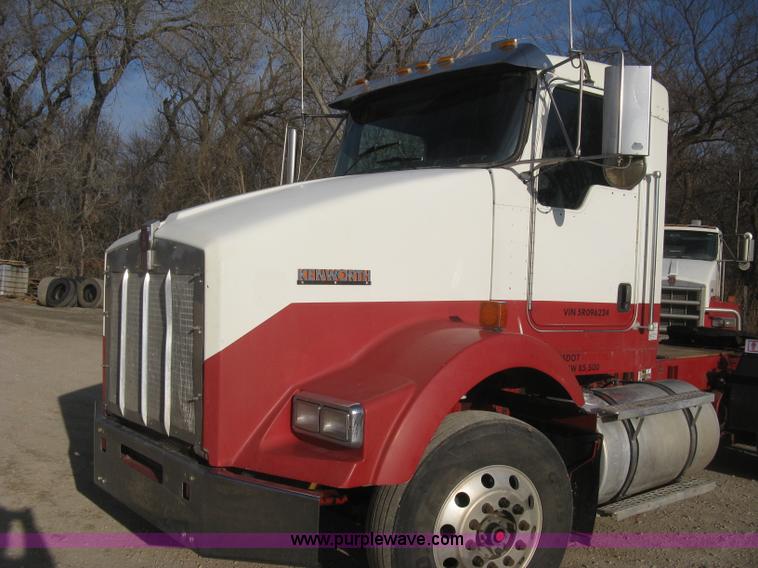 image for item H9294 2005 Kenworth T800 semi truck