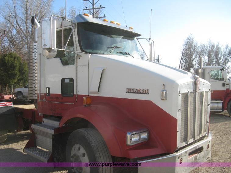 image for item H9294 2005 Kenworth T800 semi truck