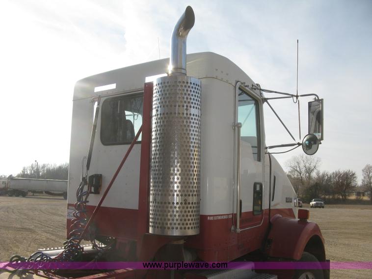 image for item H9294 2005 Kenworth T800 semi truck