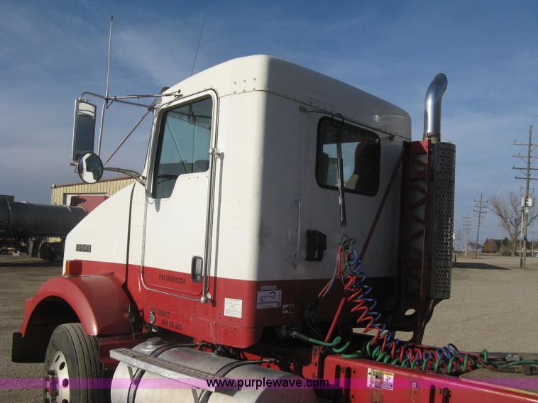 image for item H9294 2005 Kenworth T800 semi truck