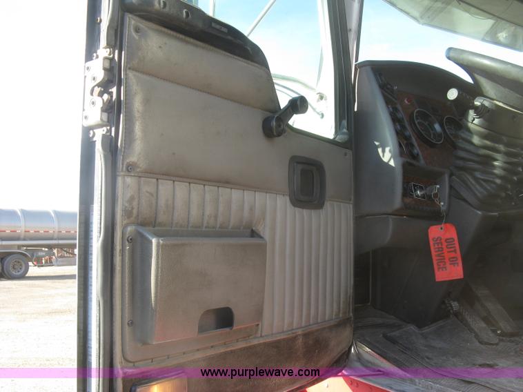 image for item H9294 2005 Kenworth T800 semi truck