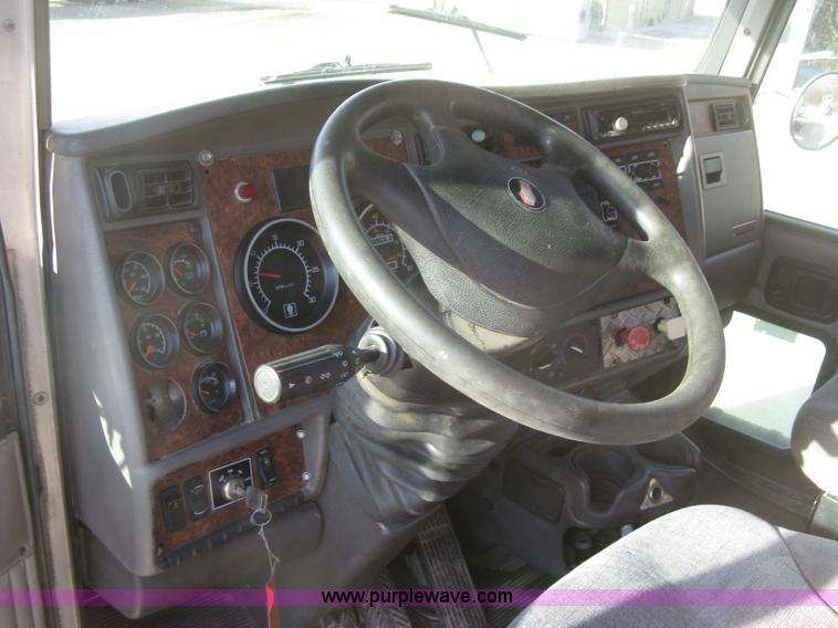 image for item H9294 2005 Kenworth T800 semi truck