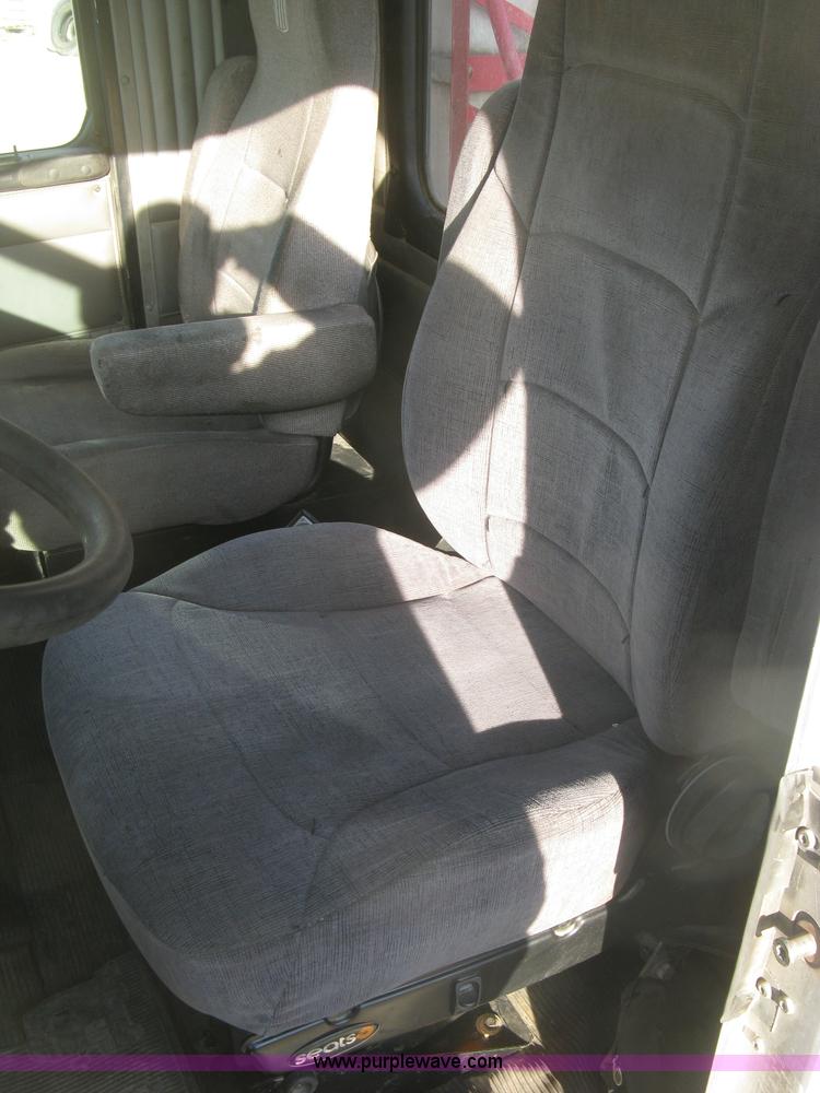 image for item H9294 2005 Kenworth T800 semi truck