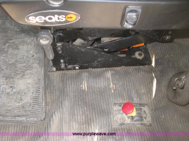 image for item H9294 2005 Kenworth T800 semi truck