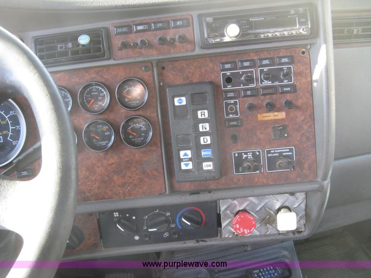 image for item H9294 2005 Kenworth T800 semi truck