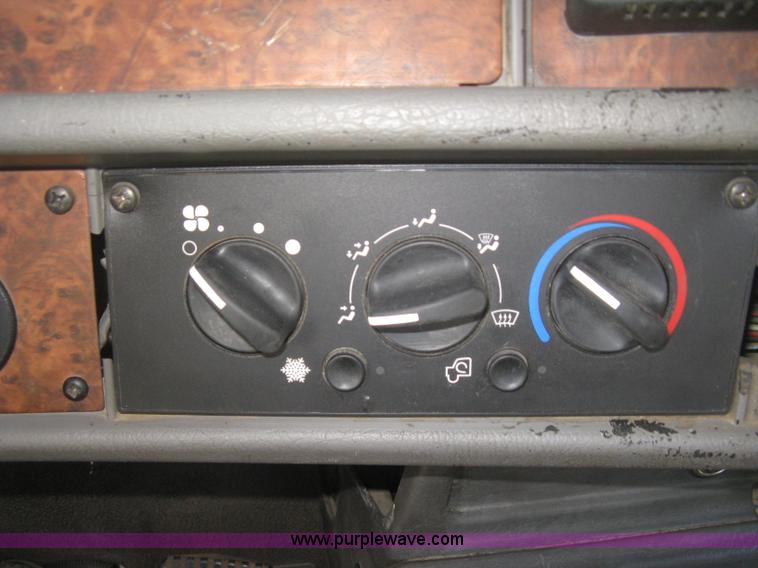 image for item H9294 2005 Kenworth T800 semi truck