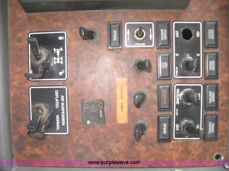 image for item H9294 2005 Kenworth T800 semi truck