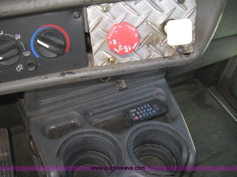 image for item H9294 2005 Kenworth T800 semi truck