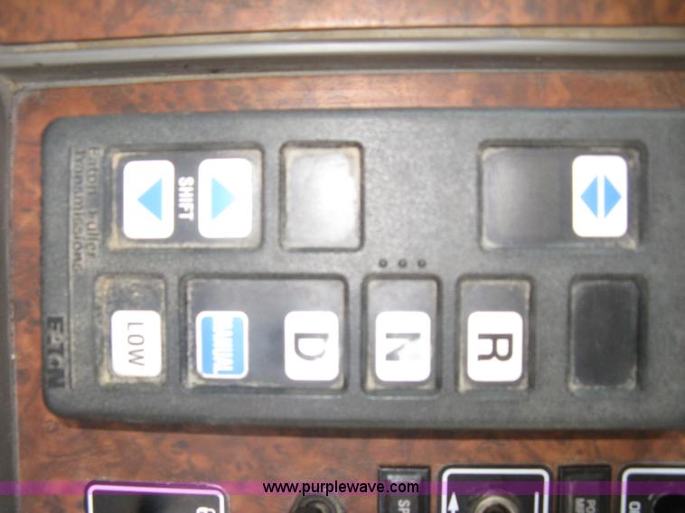 image for item H9294 2005 Kenworth T800 semi truck