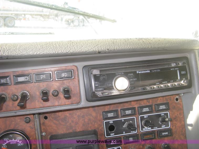 image for item H9294 2005 Kenworth T800 semi truck