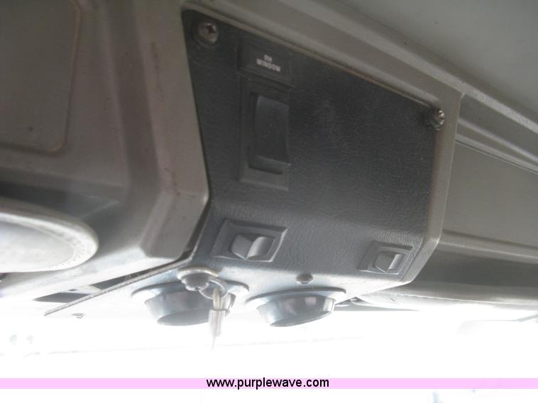 image for item H9294 2005 Kenworth T800 semi truck