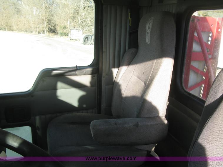 image for item H9294 2005 Kenworth T800 semi truck