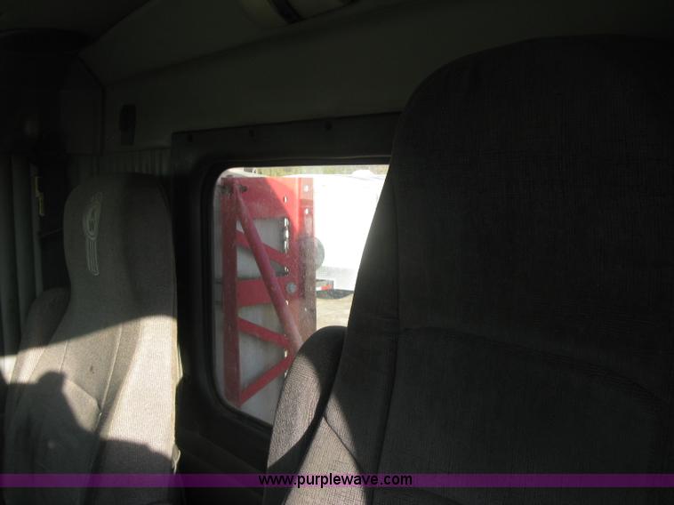 image for item H9294 2005 Kenworth T800 semi truck