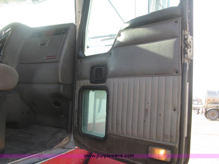 image for item H9294 2005 Kenworth T800 semi truck