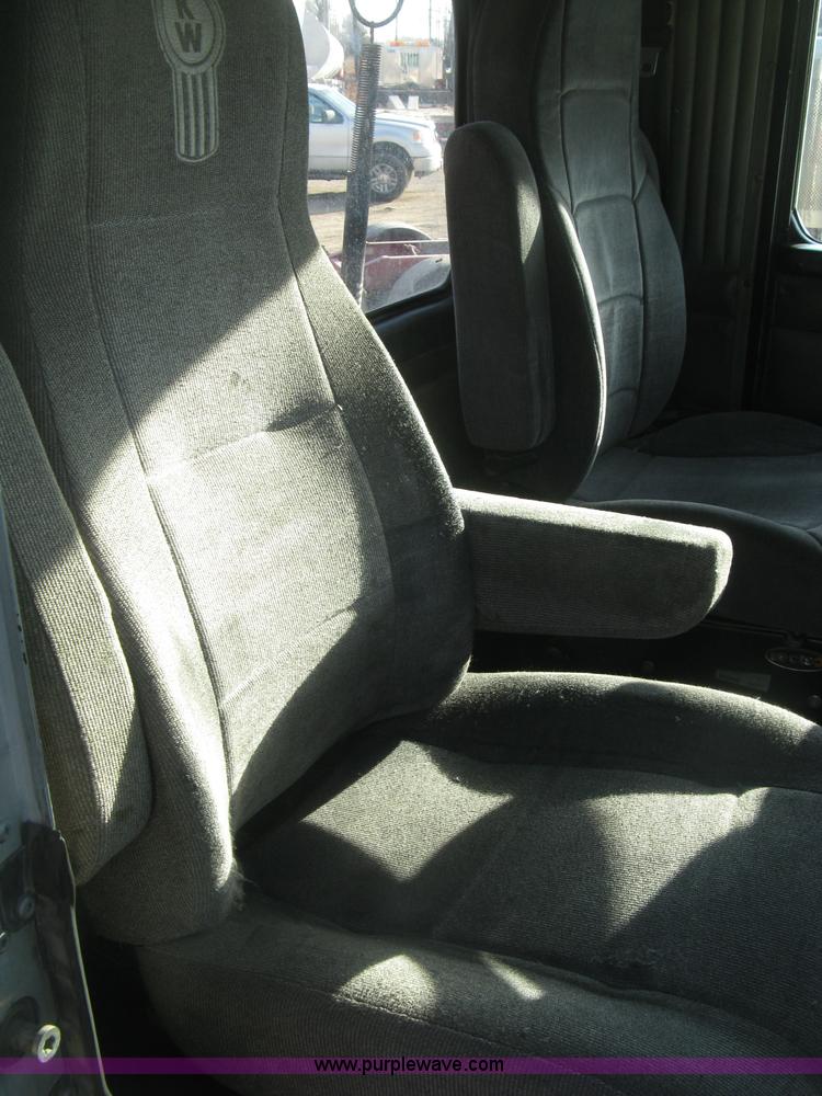 image for item H9294 2005 Kenworth T800 semi truck