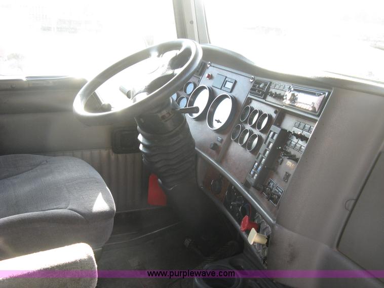 image for item H9294 2005 Kenworth T800 semi truck