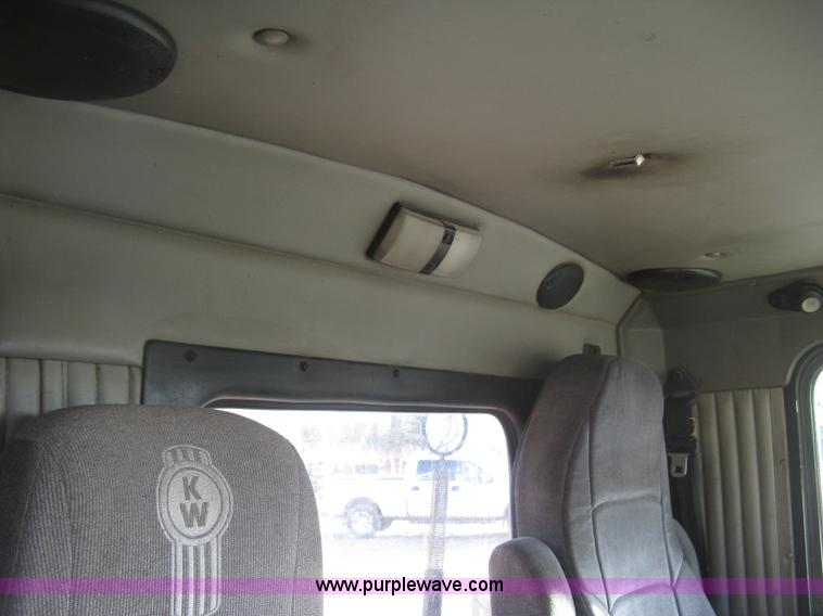 image for item H9294 2005 Kenworth T800 semi truck