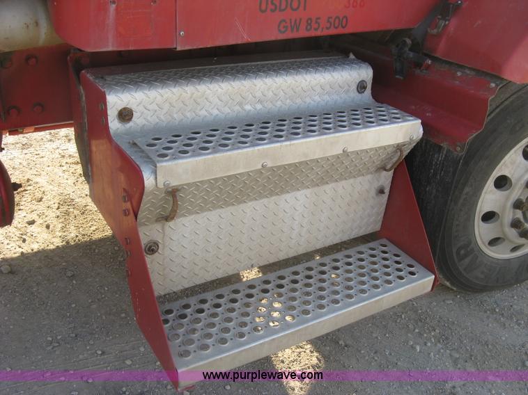 image for item H9294 2005 Kenworth T800 semi truck