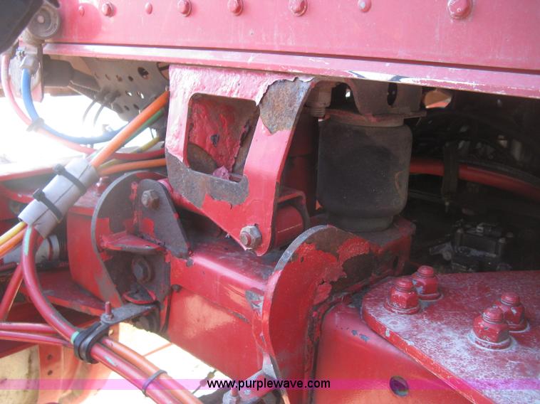 image for item H9294 2005 Kenworth T800 semi truck