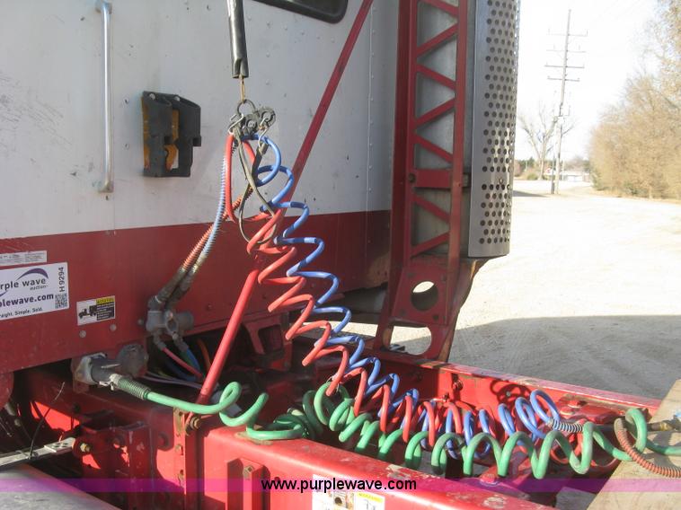 image for item H9294 2005 Kenworth T800 semi truck