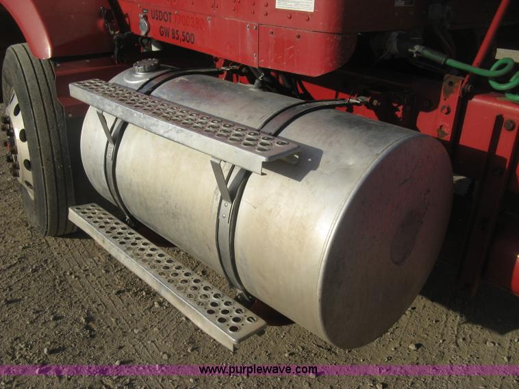 image for item H9294 2005 Kenworth T800 semi truck