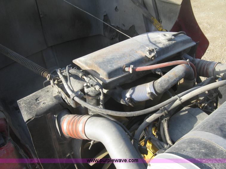 image for item H9294 2005 Kenworth T800 semi truck