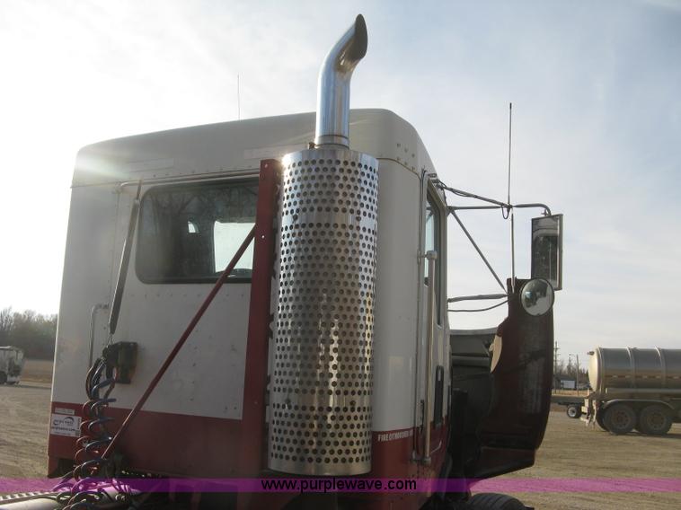 image for item H9294 2005 Kenworth T800 semi truck