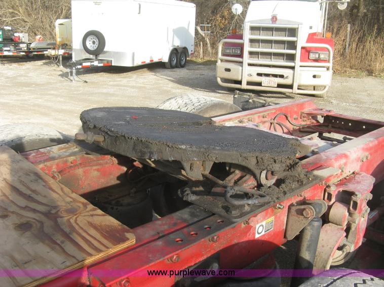 image for item H9294 2005 Kenworth T800 semi truck