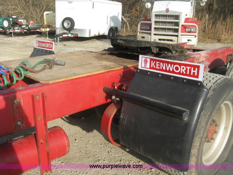 image for item H9294 2005 Kenworth T800 semi truck