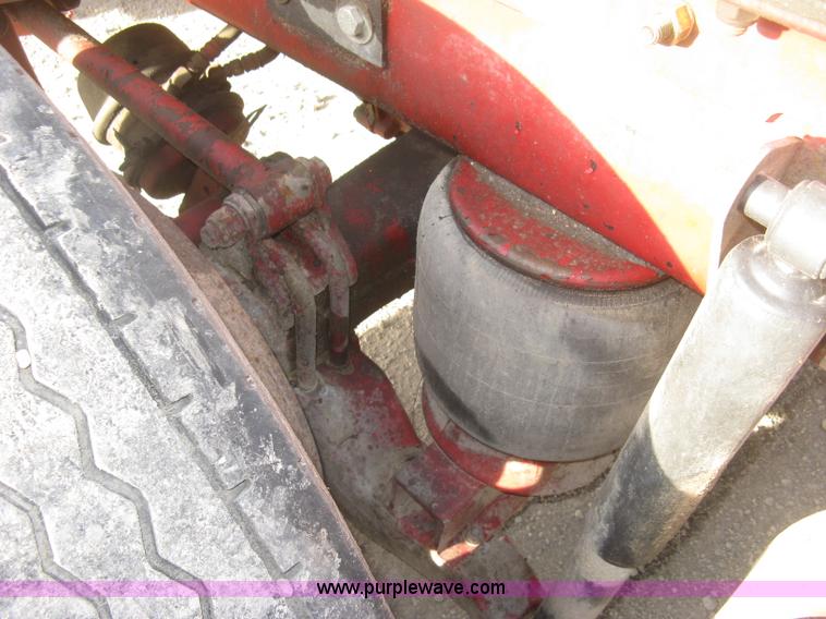 image for item H9294 2005 Kenworth T800 semi truck