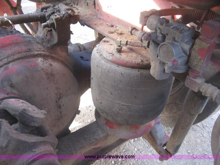 image for item H9294 2005 Kenworth T800 semi truck