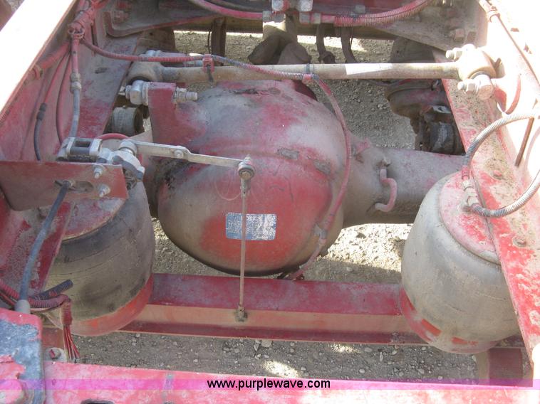 image for item H9294 2005 Kenworth T800 semi truck