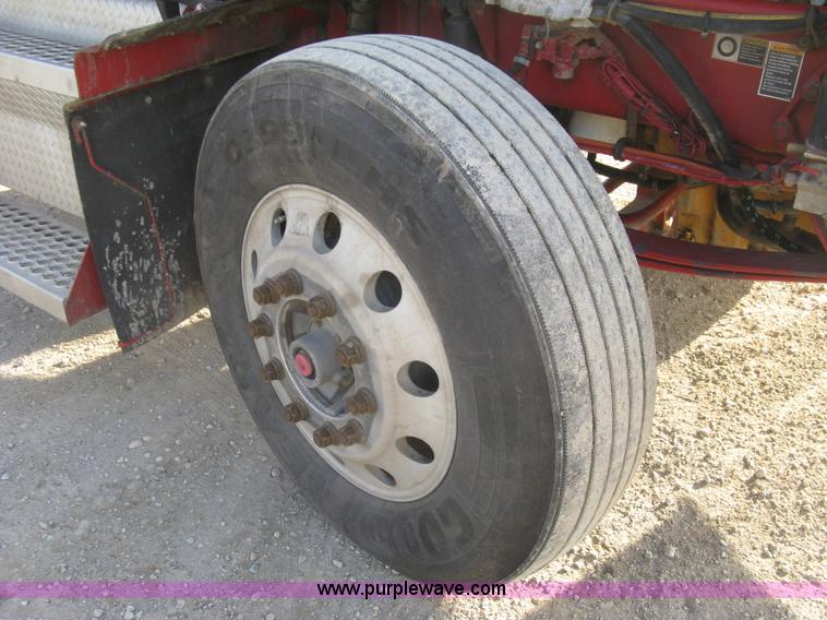 image for item H9294 2005 Kenworth T800 semi truck